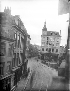 853691 Gezicht in de Potterstraat te Utrecht, kort voor de afbraak van de huizen aan de zuidzijde van de straat, met de ...